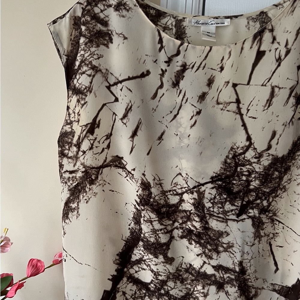 KENNETH COLE 100% SILK       SLEEVELESS BLOUSE - 8P
Beige/Brown Batik Print